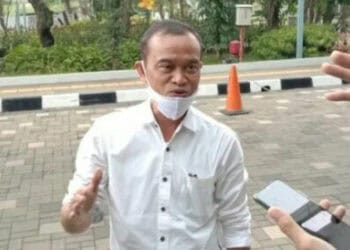WAWANCARA: Kepala Badan Pengelolaan Keuangan dan Aset Daerah (BPKAD) Tangsel, Warman Syanudin diwawancarai awak media. (DOK/SATELIT NEWS)