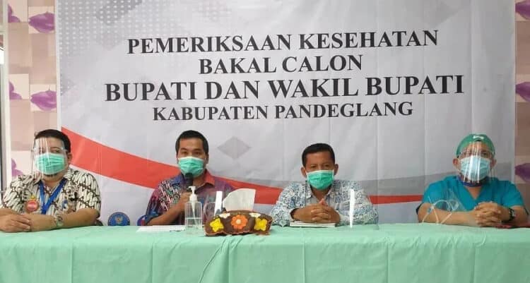 PEMERIKSAAN KESEHATAN: Ketua KPU Pandeglang, bersama Bawaslu dan tim pemeriksaan kesehatan Bapaslon Bupati dan Wabup Pandeglang, melakukan jumpa pers usai kedua Bapaslon di tes kesehatan di RSUD Berkah Pandeglang, Kamis (10/9). (NIPAL/SATELIT NEWS)