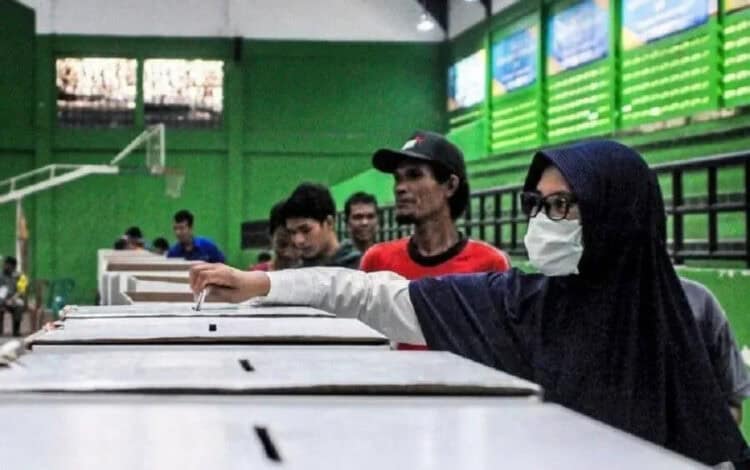 PILKADES: Warga di Lebak ketika memberikan hak suara saat pilkades. (ISTIMEWA)