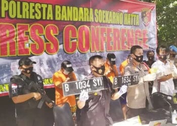 BARANG BUKTI KASUS PEMBIUSAN : Kapolres Bandara Soekarno-Hatta, Kombes Adi Ferdian Saputra bersama jajarannya menunjukkan barang bukti plat nomor mobil yang digunakan para tersangka dalam kasus pencurian dengan kekerasan, Selasa (1/9). (IRFAN MAULANA / SATELIT NEWS)