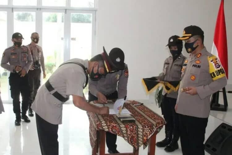 TANDA TANGAN:  Kapolres Lebak, AKBP Ade Mulyana saat menyaksikan penandatangan Mutasi jajaran Kasatnarkoba dan Delapan Kapolsek, di aula Santika Satyawada Polres setempat, Selasa (8/9). (MULYANA/SATELIT NEWS)