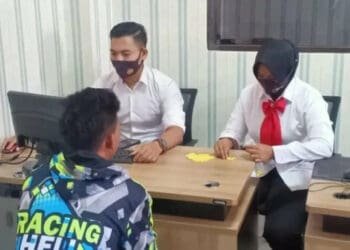 DIRINGKUS: Polres Pandeglang sedang memeriksa tersangka pengedar obat terlarang di ruangan Satuan Reserse Narkoba Polres Pandeglang, beberapa waktu lalu. (ISTIMEWA)