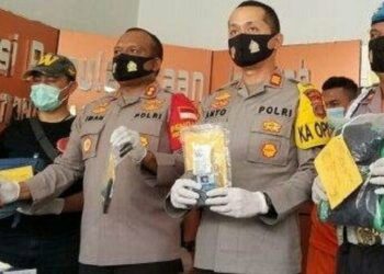 EKSPOS: Kapolres Tangsel AKBP Iman Setiawan gelar ekspos kasus pencurian motor di kamar mayat RSU Kabupaten Tangerang, Selasa (8/9). (JARKASIH/SATELIT NEWS)