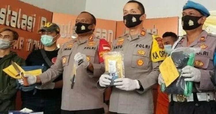 EKSPOS: Kapolres Tangsel AKBP Iman Setiawan gelar ekspos kasus pencurian motor di kamar mayat RSU Kabupaten Tangerang, Selasa (8/9). (JARKASIH/SATELIT NEWS)