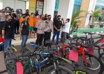 SEPEDA MAHAL: Kapolres Tangsel AKBP Iman Setiawan saat jumpa pers terkait pengungkapan pencurian sepeda mahal, Kamis (3/9). Tampak barang bukti sepeda berharga jutaan sampai ratusan juta yang disita dari sindikat pelaku. (ISTIMEWA)