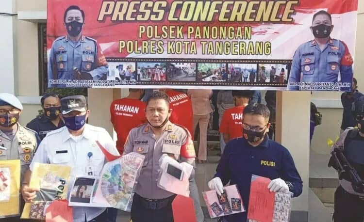 BARANG BUKTI: Kapolsek Panongan AKP Rohmad, sedang memperlihatkan barang bukti yang disita oleh pihak Kepolisian Sektor Panongan saat konferensi pers, Selasa (9/9). (ALFIAN/SATELIT NEWS)