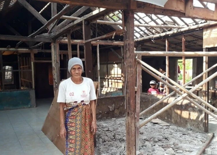 BEDAH RUMAH: Nenek Onjih, warga Warga Kampung Oja RT 03/07, Desa Pisangan Jaya, Kecamatan Sepatan, saat ditemui dirumahnya yang sedang direnovasi, Senin (7/9). (ALFIAN/SATELIT NEWS)