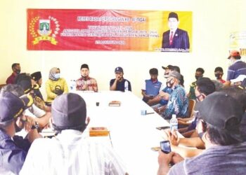 PEMBAHASAN RESES: Anggota DPRD Provinsi Banten Ade Awaludin sedang membahas 7 program usulan saat reses di beberapa kecamatan wilayah Kabupaten Tangerang utara. (ISTIMEWA)