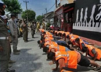 DISANKSI: Puluhan warga yang melanggar PSBB dihukum push up dengan mengenakan rompi pelanggar PSBB. (JARKASIH/SATELIT NEWS)