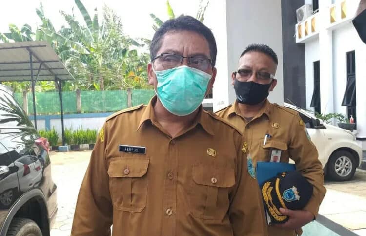 WAWANCARA: Sekda Pandeglang, Pery Hasanudin saat diwawancarai oleh wartawan di lingkungan Kecamatan Majasari, beberapa waktu lalu. (NIPAL/SATELIT NEWS)