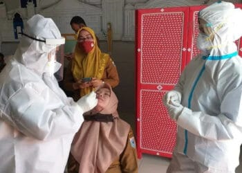 SWAB TES: Petugas kesehatan sedang melakukan swab tes kepada salah seorang pengawai Setda Pandeglang di lingkungan ruang pintar Setda Pandeglang, Senin (7/9). (NIPAL/SATELIT NEWS)