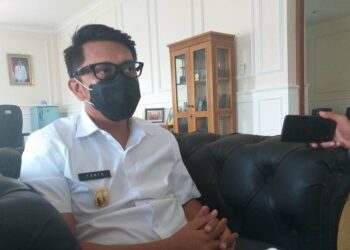 WAWANCARA: Wabup Pandeglang, Tanto Warsono Arban saat diwawancarai wartawan di ruang kerjanya. (NIPAL/SATELIT NEWS)
