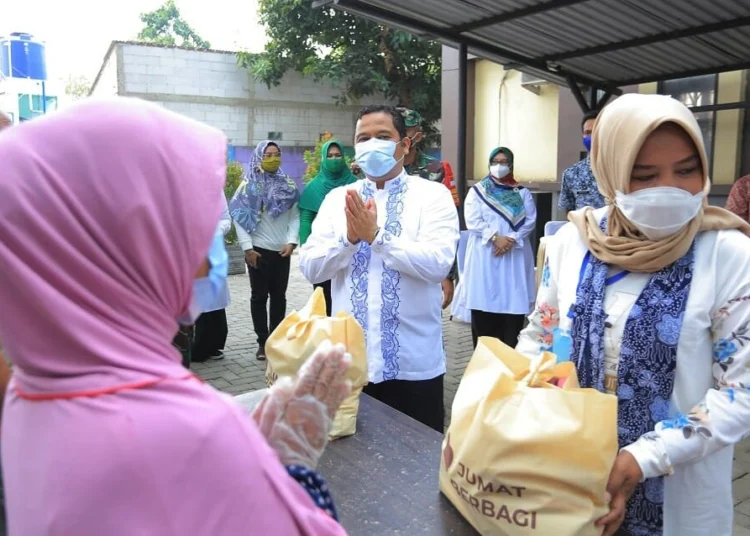 Komunitas Jumat Berbagi TNI/Polri Bagikan 300 Paket Bantuan