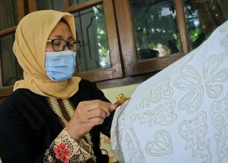 Membatik Sambut Hari Batik Nasional