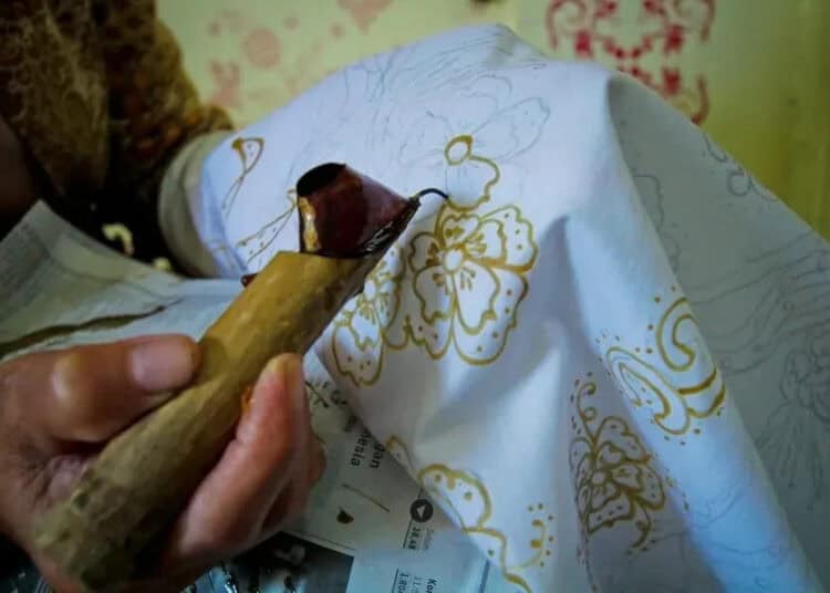 Membatik Sambut Hari Batik Nasional