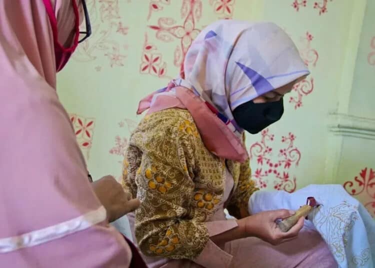 Membatik Sambut Hari Batik Nasional