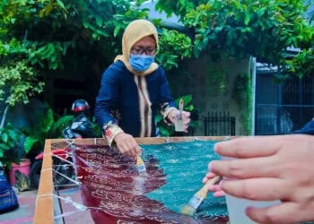 Membatik Sambut Hari Batik Nasional