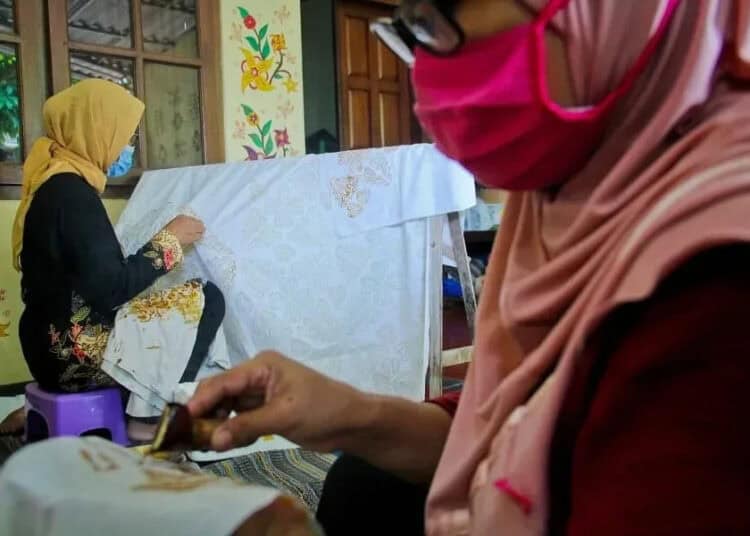 Membatik Sambut Hari Batik Nasional
