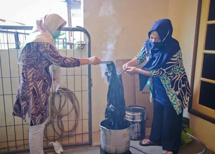 Membatik Sambut Hari Batik Nasional
