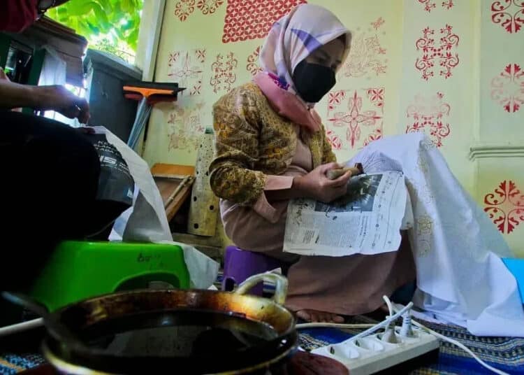 Membatik Sambut Hari Batik Nasional