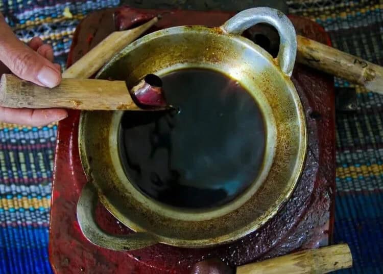 Membatik Sambut Hari Batik Nasional