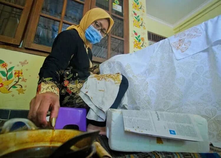 Membatik Sambut Hari Batik Nasional