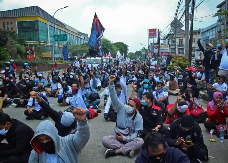 Aksi Unjuk Rasa Penolakan Omnibus Law di Tangerang