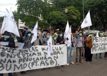 Soroti Penyertaan Modal PT ASB, Belasan Warga Demo