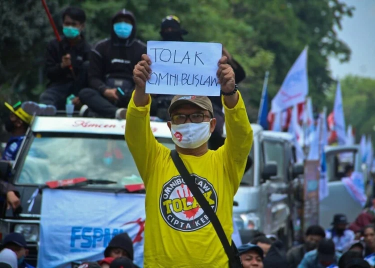 Aksi Unjuk Rasa Penolakan Omnibus Law di Tangerang