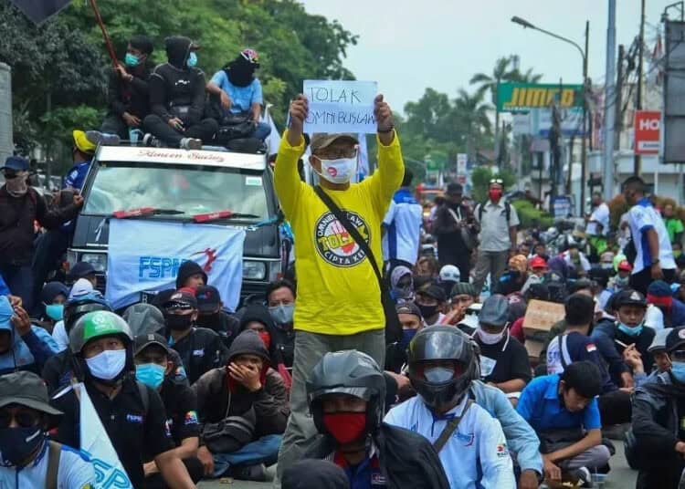 Aksi Unjuk Rasa Penolakan Omnibus Law di Tangerang