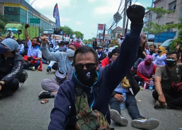 Aksi Unjuk Rasa Penolakan Omnibus Law di Tangerang