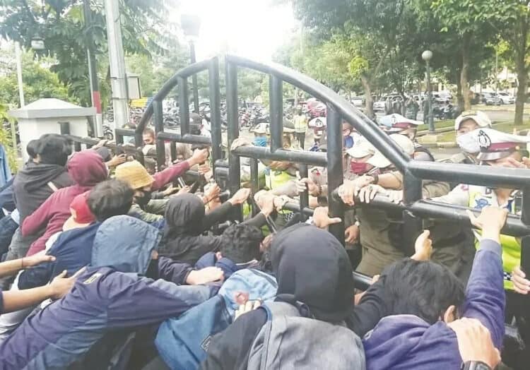 Dorong Pagar Warnai Aksi Mahasiswa Tolak Omnibus Law