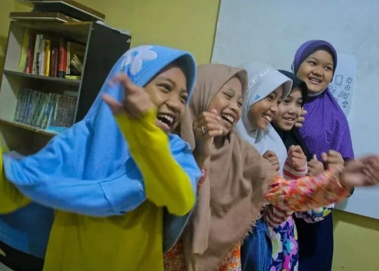Terapi Tertawa di Rumah Amalia