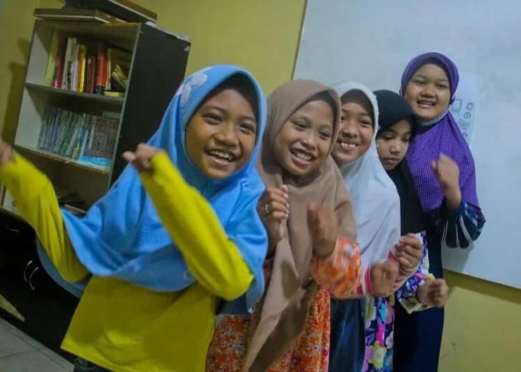 Terapi Tertawa di Rumah Amalia