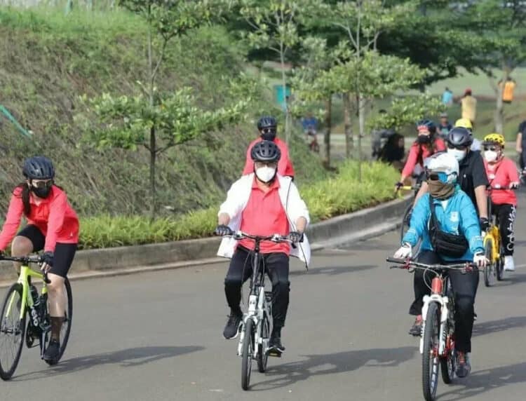 Tinjau TOD di BSD, Menhub Bersepeda Bareng Walikota Airin dan Bupati Zaki