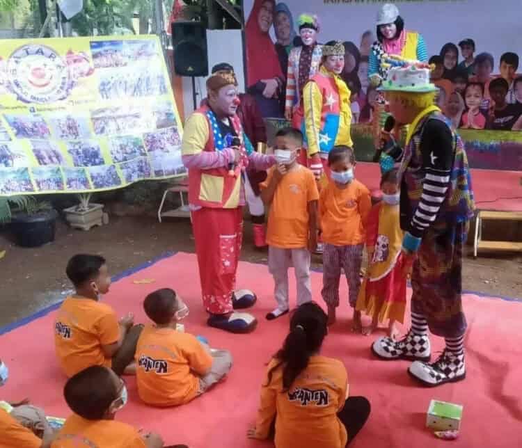 Komunitas Badut Hibur Anak Penderita Kanker