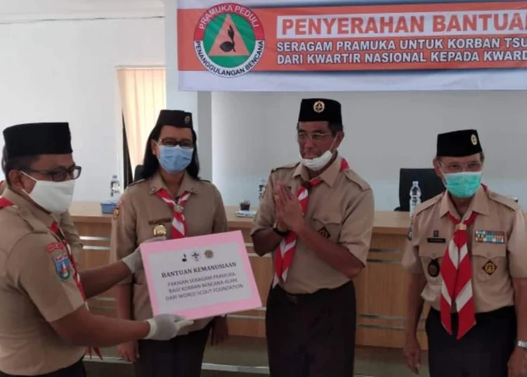 Kwarnas Pramuka Salurkan Bantuan Untuk Korban Tsunami dan Covid-19 di Banten