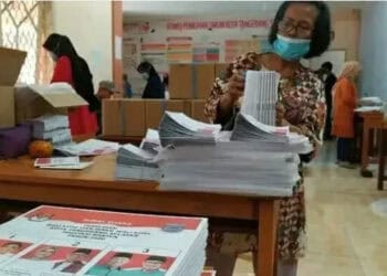 Surat Suara Pilkada Tangsel Mulai Dilipat