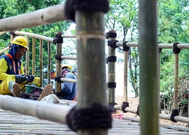 Proses Pembuatan Trek Sepeda dalam revitalisasi Kali Mookervart.
