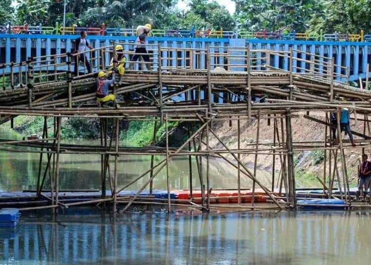 Proses Pembuatan Trek Sepeda dalam revitalisasi Kali Mookervart.