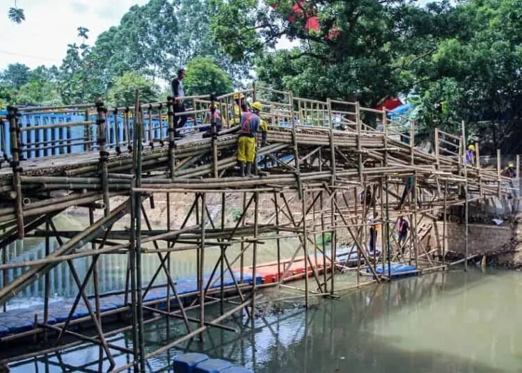 Proses Pembuatan Trek Sepeda dalam revitalisasi Kali Mookervart.