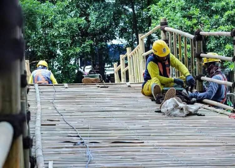 Proses Pembuatan Trek Sepeda dalam revitalisasi Kali Mookervart.