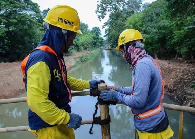 Proses Pembuatan Trek Sepeda dalam revitalisasi Kali Mookervart.