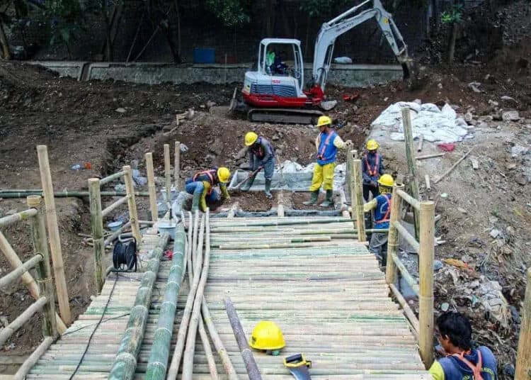Proses Pembuatan Trek Sepeda dalam revitalisasi Kali Mookervart.