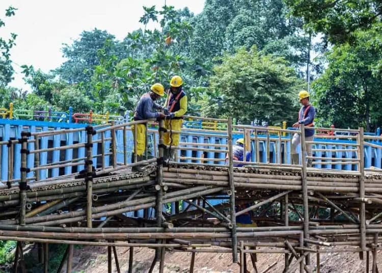 Proses Pembuatan Trek Sepeda dalam revitalisasi Kali Mookervart.