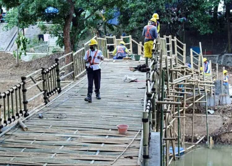 Proses Pembuatan Trek Sepeda dalam revitalisasi Kali Mookervart.