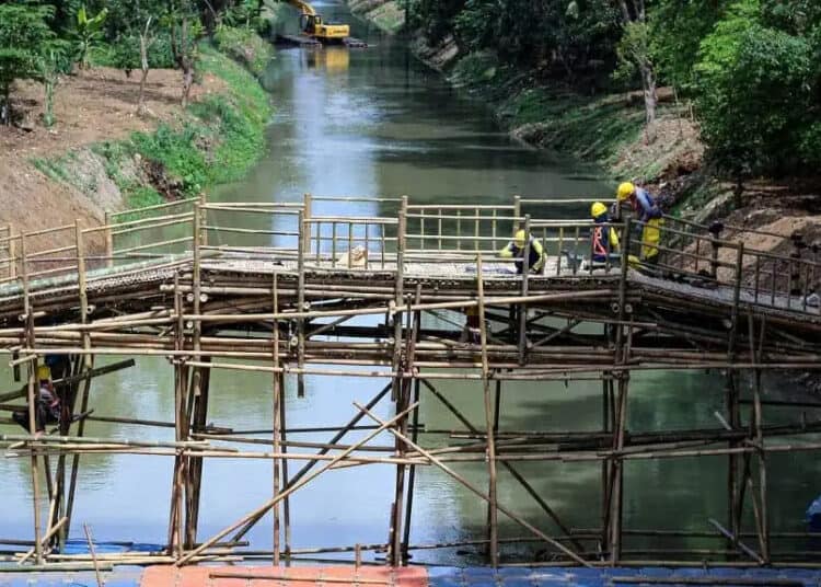 Proses Pembuatan Trek Sepeda dalam revitalisasi Kali Mookervart.