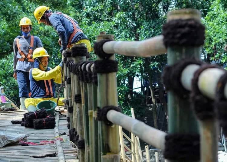 Proses Pembuatan Trek Sepeda dalam revitalisasi Kali Mookervart.