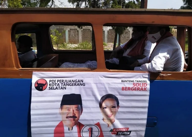 ROADSHOW: Muhamad dan Rano Karno menumpangi oplet saat mengunjungi warga Pamulang Timur dan Pamulang Barat, Kecamatan Pamulang. (ISTIMEWA)