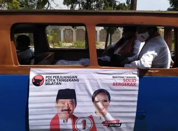 ROADSHOW: Muhamad dan Rano Karno menumpangi oplet saat mengunjungi warga Pamulang Timur dan Pamulang Barat, Kecamatan Pamulang. (ISTIMEWA)